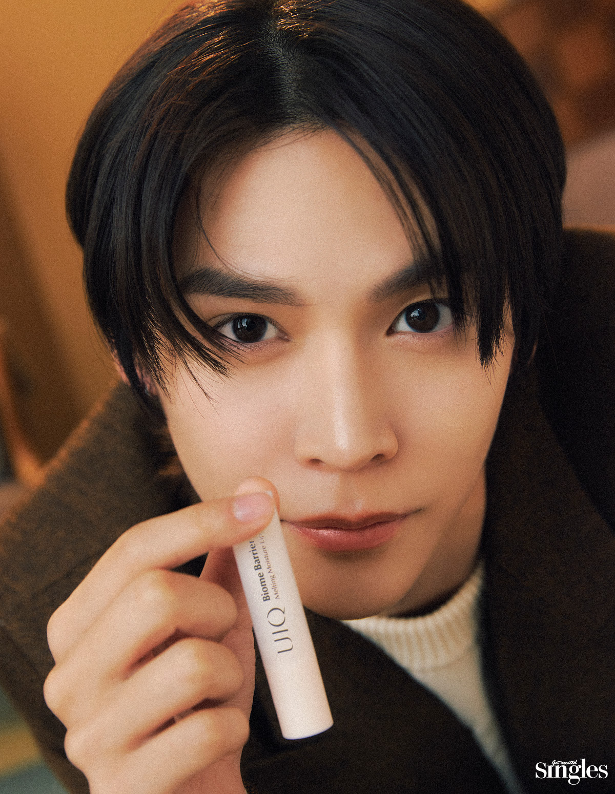 유이크 바이옴 베리어 멜팅 모이스처 립밤을 든 은석의 싱글즈 화보